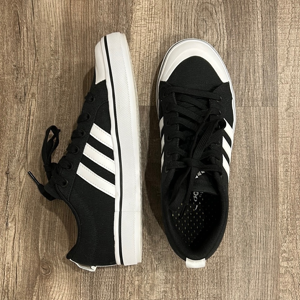 Adidas Nizza size 7 fits like women’s 8